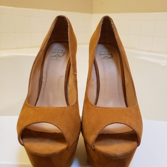 Women heels - Picture 3 of 3